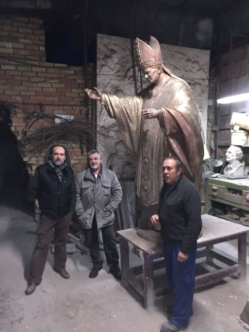 La escultura del Papa Juan Pablo II en el taller. :: avan