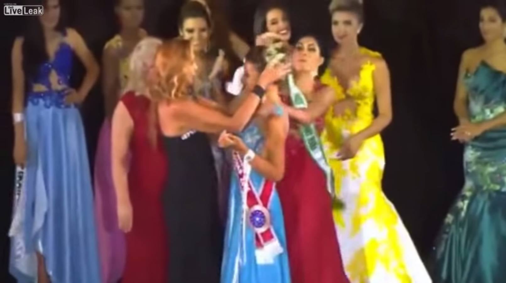 La finalista pierde los nervios y le arrana la corona a la ganadora del certamen Miss Amazonas.