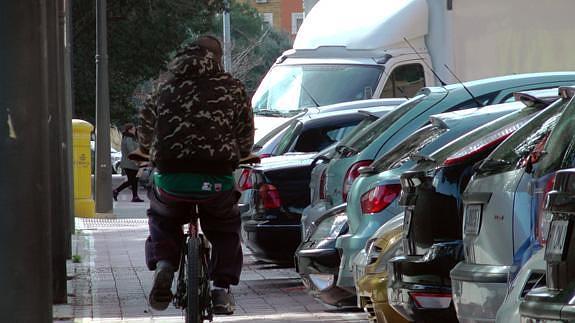 Los usuarios se quejan de la estrechez del carril bici en la calle Carteros