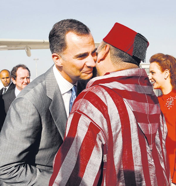 El rey se despide de Mohamed VI en el aeropuerto de Rabat, en julio del año pasado.