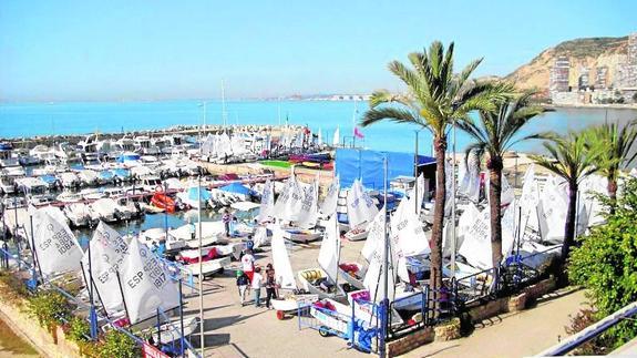 El abandono de barcos y la alta morosidad complican la gestión de los clubes náuticos