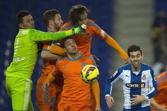 Diego Alves intenta despejar el balón entre tres defensas del Valencia.