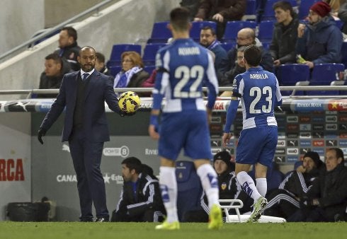 Nuno coge el balón al salir fuera de banda.