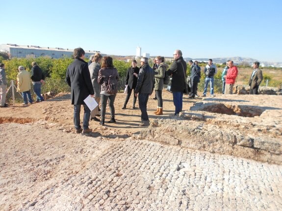 Representantes de la Conselleria y el Ayuntamiento, durante la visita a las excavaciones. :: LP