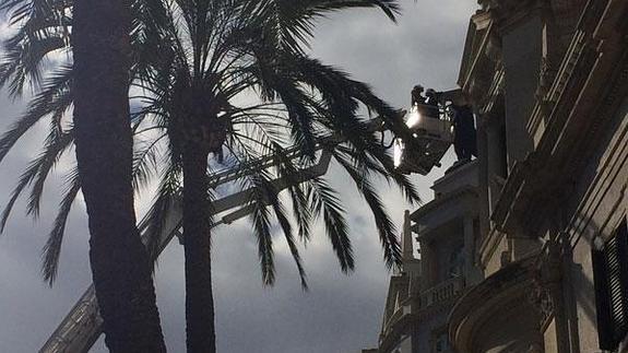 Operarios realizan unar evisión en la fachada del Ayuntamiento.