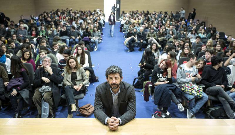 El cineasta Alberto Rodríguez en el salón de actos de la facultada de Filología de la Universitat de Valencia