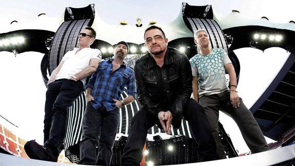 Lary, Edge, Bono y Adam, componentes de U2, posan en el escenario montado en el estadio del Nou Camp de Barcelona en 2010.