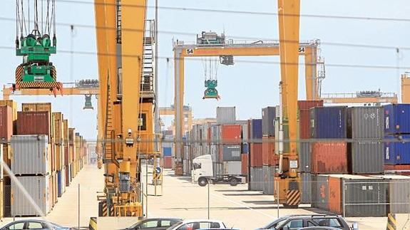 Una de las terminales de contenedores del Puerto de Valencia.
