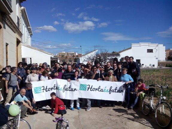 Los asistentes a la marcha reivindicativa por la huerta, ayer. :: lp