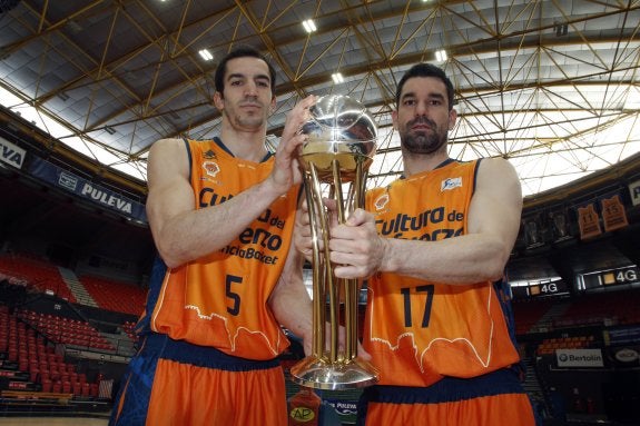 Pau Ribas y Rafa Martínez posan con el trofeo de Subcampeón de la Copa de Vitoria 2013.