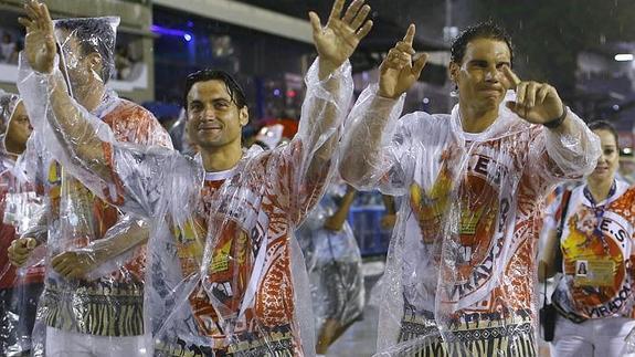 David Ferrer y Rafael Nadal desfilan en el Carnaval de Río de Janeiro.