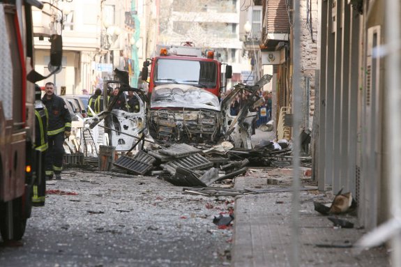 El estado en el que quedó la calle tras la explosión de una furgoneta con material pirotécnico. :: V.MARTINEZ