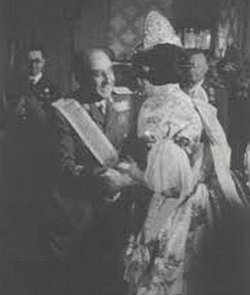 Franco recibe el bunyol de brillants de manos de la Fallera Mayor en 1947. 