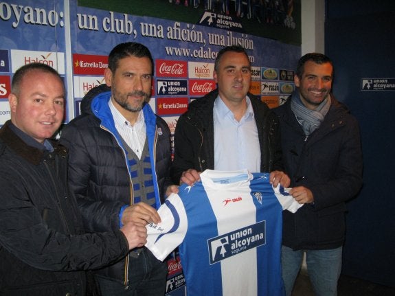 Palop, segundo por la izquierda, en su presentación. :: lp