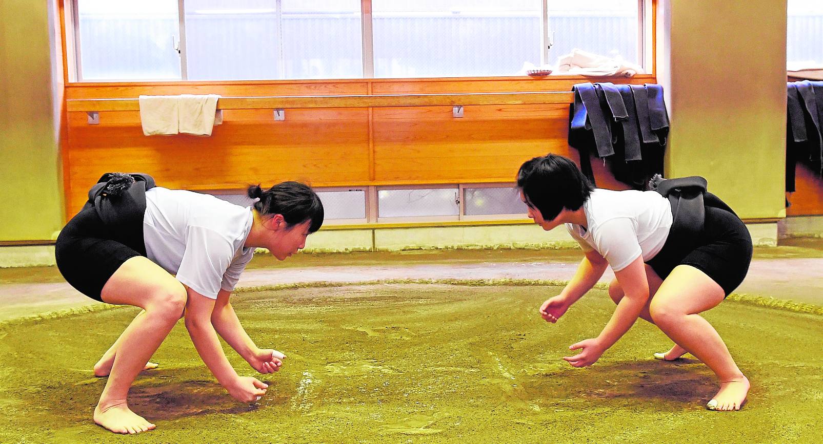 Dos luchadoras entrenan en la Universidad de Tokio.