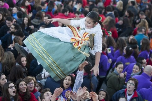 Por los aires. Niña manteada por su falla, minutos antes de empezar la Crida. :: j.montañana