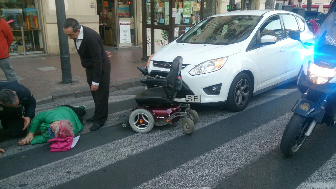 Un coche atropella a una mujer en silla de ruedas en Valencia