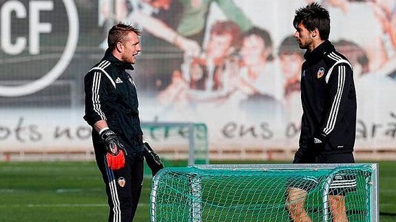 Yoel y André Gomes charlan en el entrenamiento.