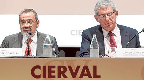 El presidente de Cierval, José Vicente González, y el secretario general, Javier López Mora, en la última asamblea general.