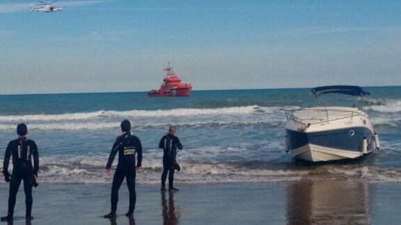 El barco siniestrado, en la orilla de la playa. :: javi zapata