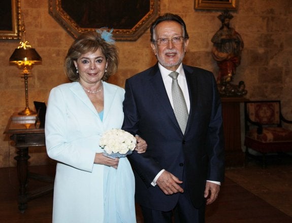 María José Alcón y Alfonso Grau, ayer tras la boda. :: pepe sapena