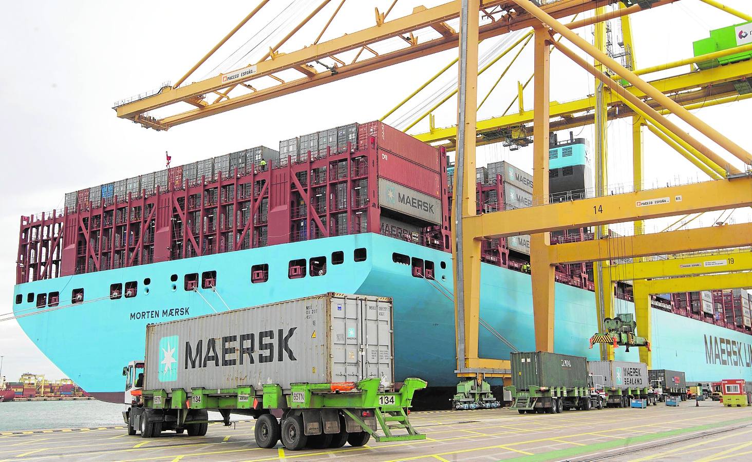 Portacontenedores de Maersk, atracado en una de las terminales del Puerto de Valencia.