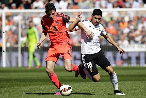 Enzo Pérez ante un jugador de la Real Sociedad en Mestalla.