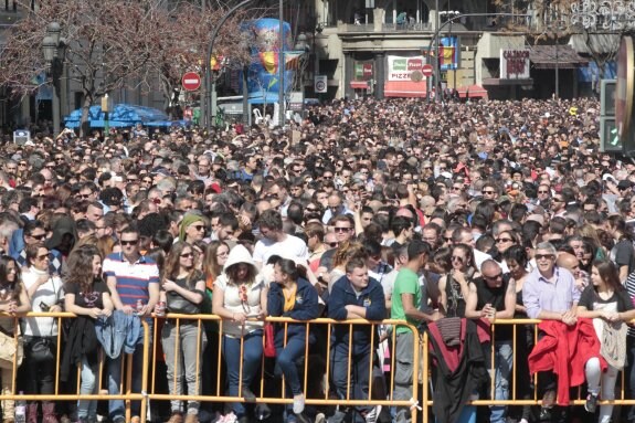 Miles de aficionados, durante la mascletà de ayer. :: damián torres
