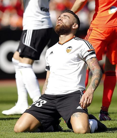 Nicolás Otamendi, en el partido ante la Real Sociedad disputado en Mestalla.