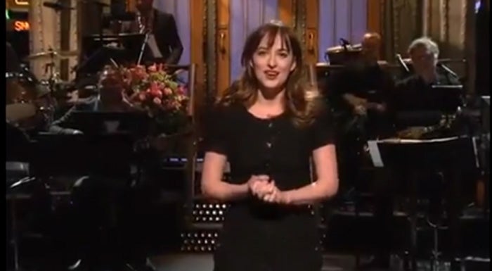 La actriz de 'Cincuenta sombras de Grey' se ríe de sí misma en Saturday Night Live