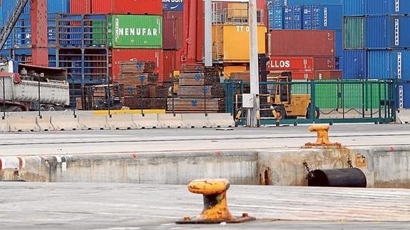 Contenedores en una de las terminales del Puerto de Valencia.