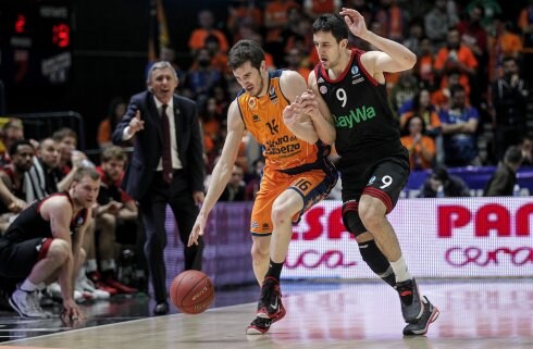 Guillem Vives lucha con Vasilije Micic mientras Pesic da instrucciones.