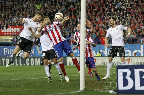 Mustafi cabecea el tanto del empate en el Calderón el pasado domingo.