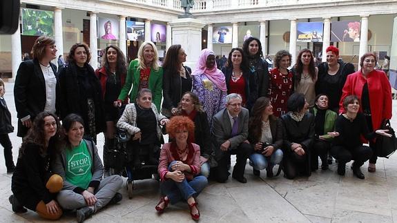 Las fotoperiodistas en la inauguración.