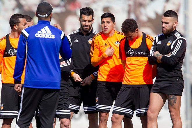 Nuno y Enzo Pérez hablan en el entrenamiento del Valencia CF.