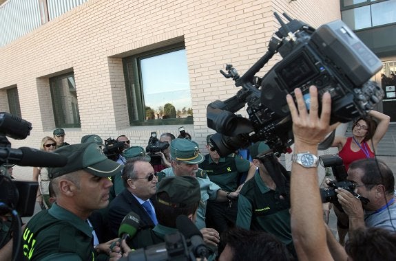 Carlos Fabra, a su salida de los juzgados de Castellón, en una imagen de archivo. :: txema rodríguez