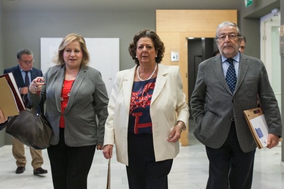 Rita Barberá y Maria Àngels Ramón-Llin a su llegada a las jornadas celebradas ayer en Valencia. 