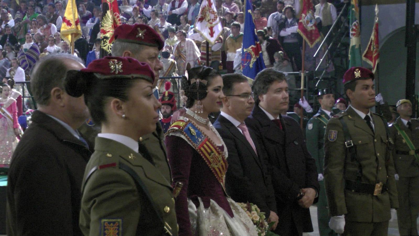 El monumento del Ejército es el primero en arder.