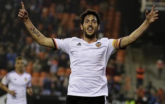  Parejo celebra su gol de penalti ante el Deportivo en Mestalla. 