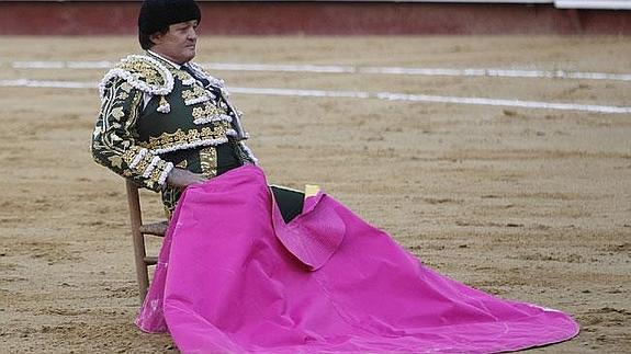 El Soro sentado en un momento de la corrida