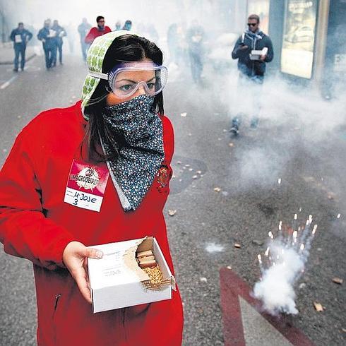 María José Paúl hace explotar un petardo durante la despertà, a las ocho de la mañana. No le faltan el pañuelo en la boca ni las gafas de soldador para protegerse.