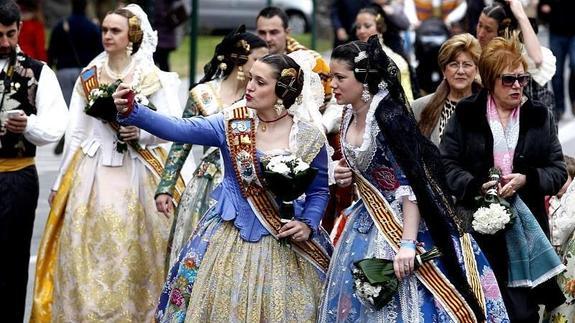 Falleras durante la Ofrenda de hoy.