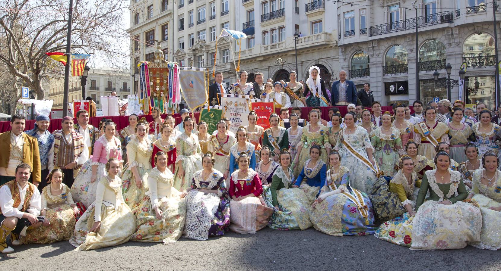 Las comisiones recogen sus premios