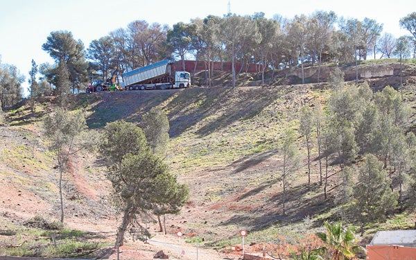 Los operarios han talado ya una ladera de la montaña de La Patà de El Puig afectada por el tomicus.