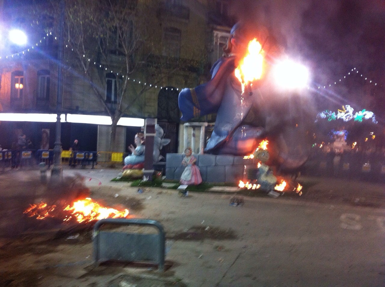 Las dos fallas de Félix Pizcueta arden a la vez por accidente