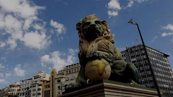 El león de la plaza del Ayuntamiento.