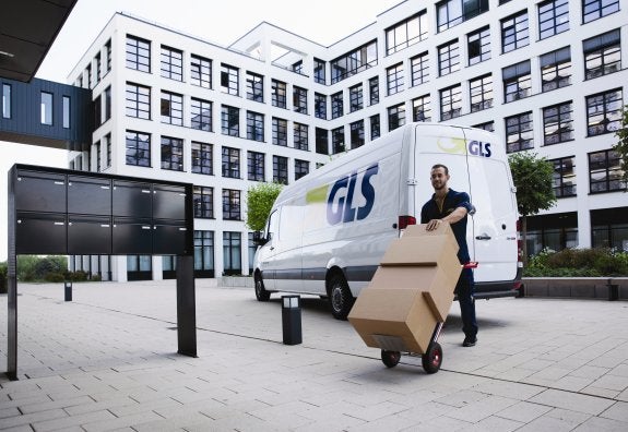 Un trabajador de GLS durante una entrega.:: LP