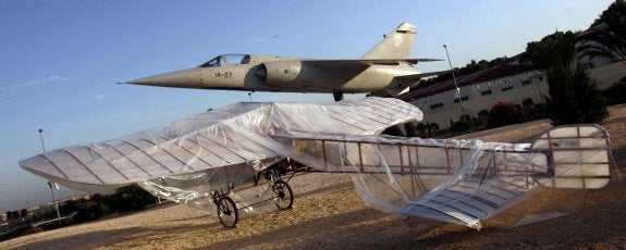 RÉPLICA  El Bleriot XI construido para conmemorar el centenario del primer vuelo, junto a un Mirage F-1.  :: damián torres