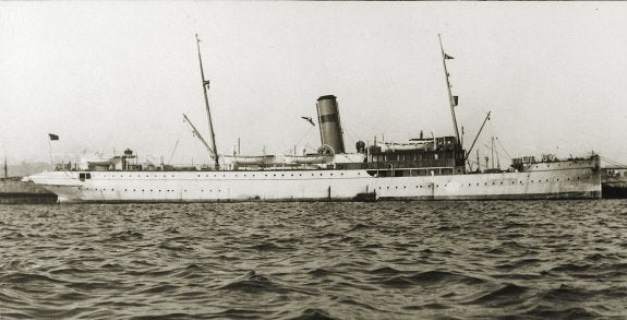 El primer J. J. Sister, de la Compañía de Vapores de África  (1910-17) y después de Trasmediterránea (hasta 1965) en Valencia en 1945.