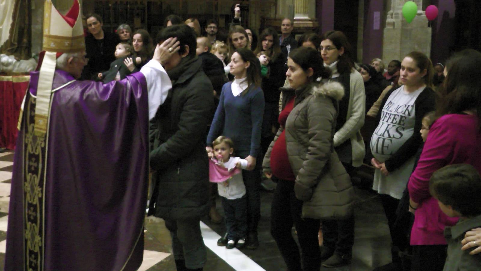 El cardenal Cañizares bendice a varias mujeres embarazadas.